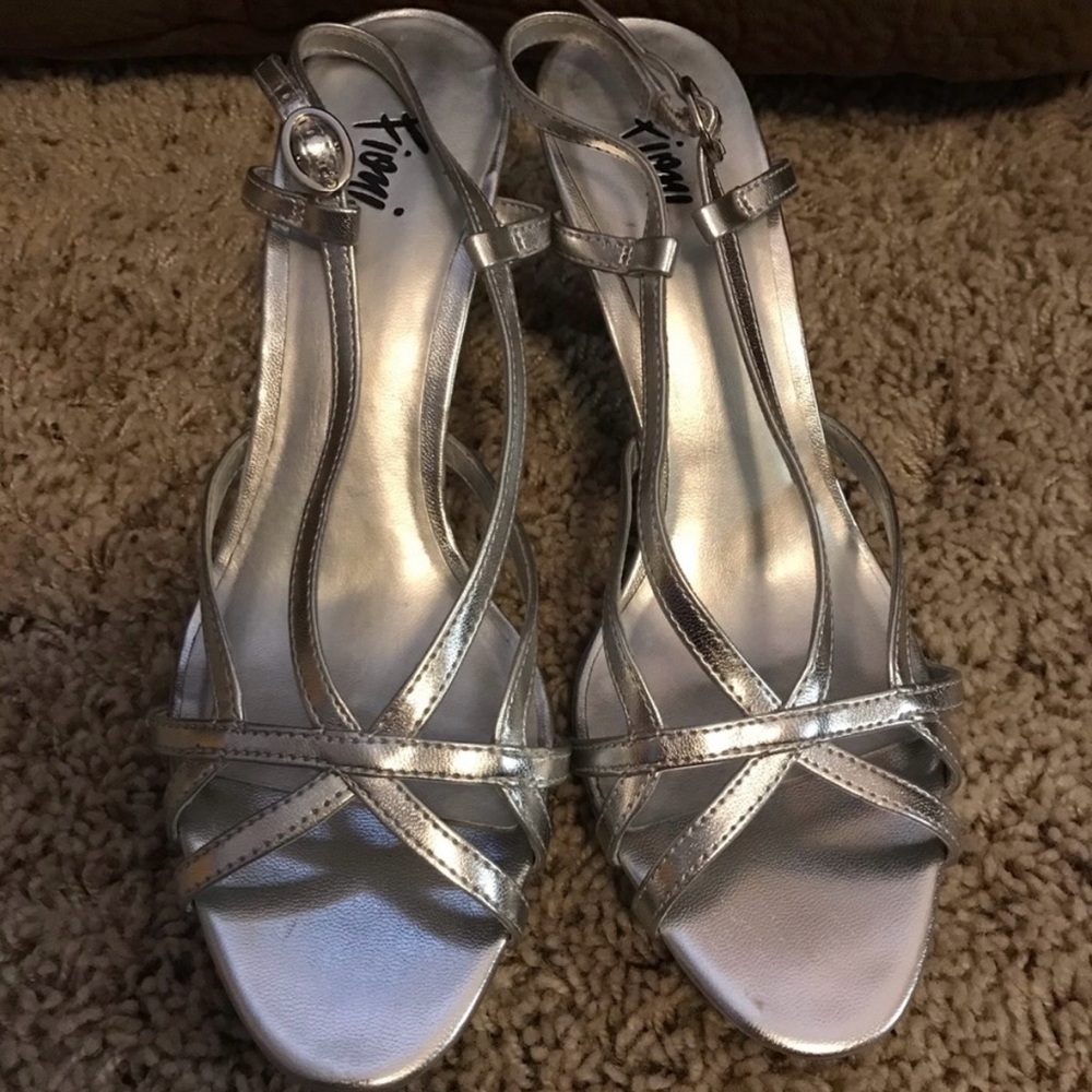 Fioni Silver Strappy Heels Sandals Size 8 NWOB